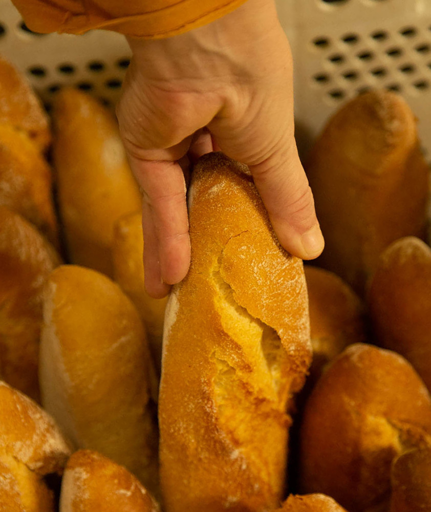 Cesta de barras de pan