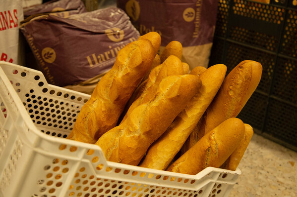 Cesta de barras de pan